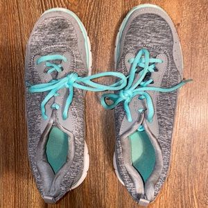 S sport Tennis shoes